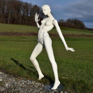 mannequin de vitrine Schläppi, au look angulaire cyberpunk eighties