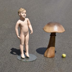 mannequin de vitrine fillette 102cm ce qui correspond à un age de 4ans