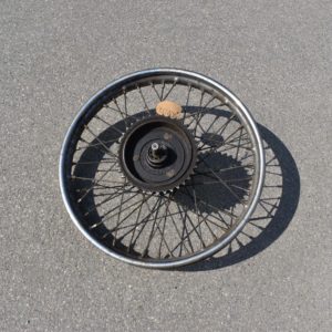 Jante arrière de moto Anglaise de marque Ariel. Probablement d'avant guerre, ou alors des années 1940. Pièces détachées anciennes.