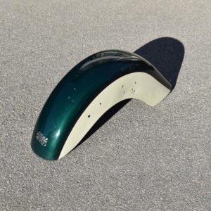 Harley Softail Heritage used 1990 front fender for vintage deco. Pare-boue avant de moto. Pièce détachée, peut-être de Harley-Davidson.