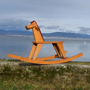 Cheval à bascule en bois de marque Wisa-Gloria. Au design brutaliste des années 1970. Style semi-figuratif.