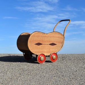 Petite poussette de poupée avec caisse en osier tressé. Style de la fin des années 1930, mais probablement produite après-guerre, voir début 50