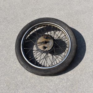 Roue avant de moto Anglaise des années 1930 à 50. Avec pneu Dunlop Fort. Pièce détachée ancienne pour la rénovation d'une moto.