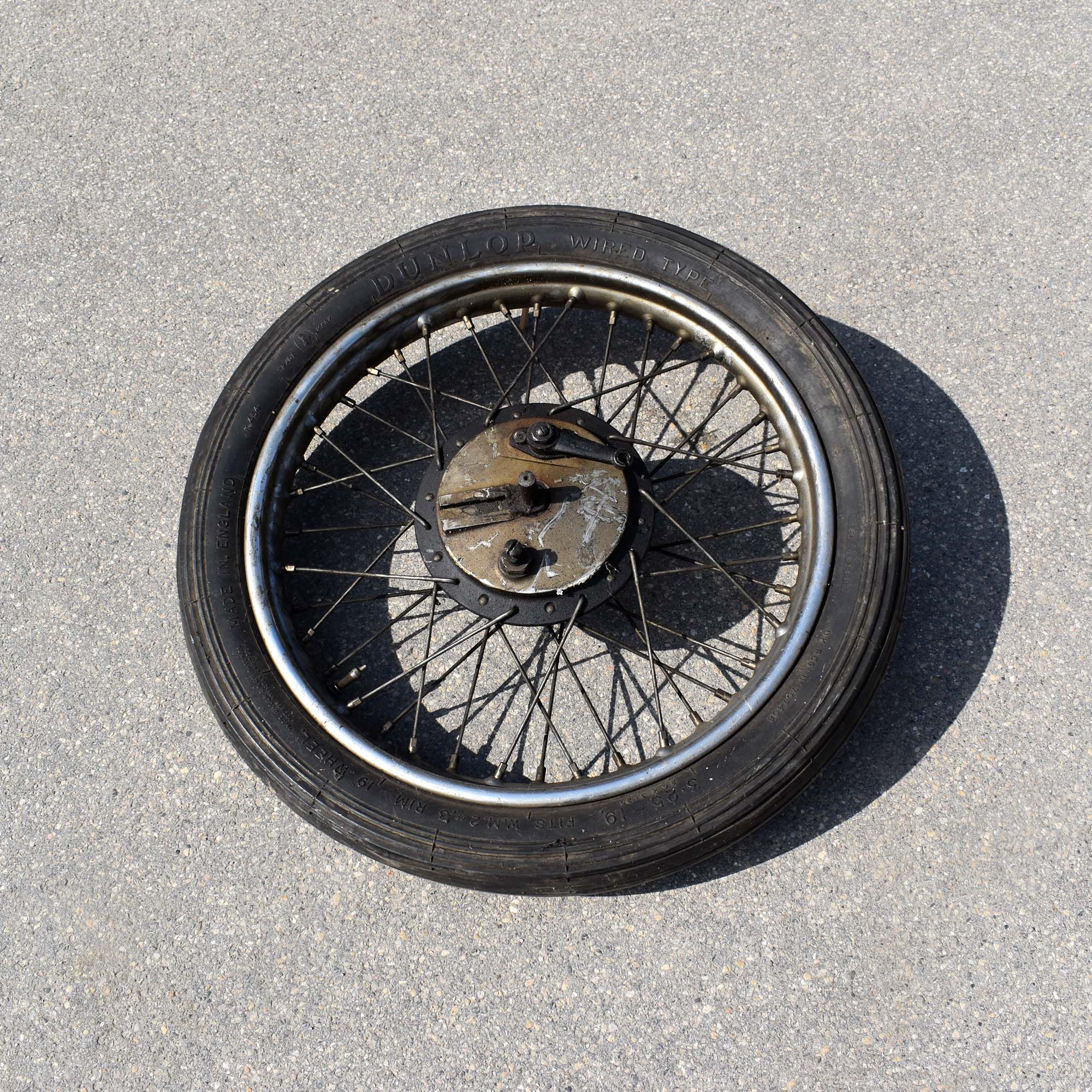 Roue avant de moto Anglaise des années 1930 à 50. Avec pneu Dunlop Fort. Pièce détachée ancienne pour la rénovation d'une moto.