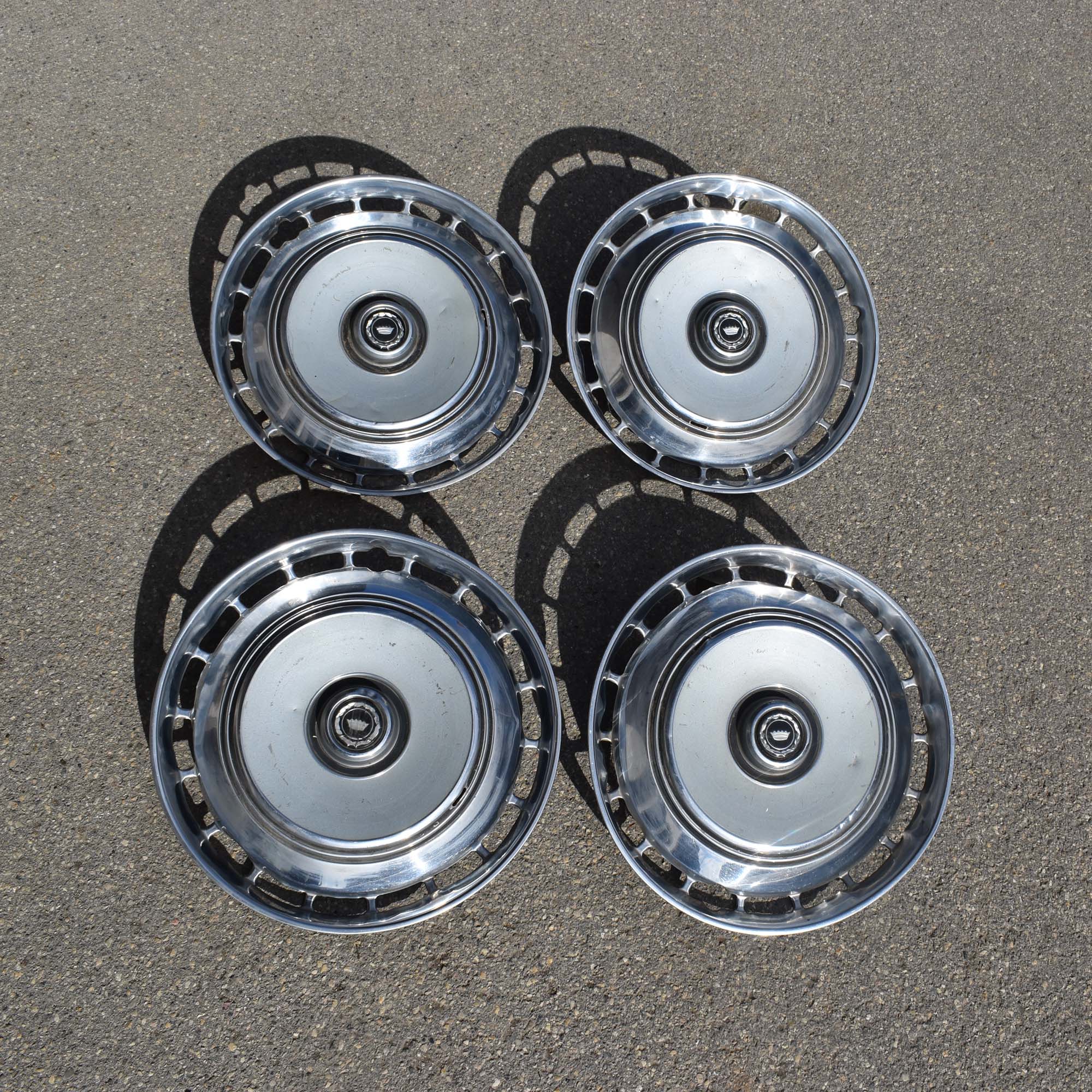 Ford Granada Consul Raddeckel hubcaps enjoliveurs 1970's. Chapeaux de roue vintage chromés de Ford Granada Consul. Pièces détachées d'époque.