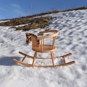 Schaukelpferd Wisa-Gloria cheval à bascule en bois des années 1960. Jouet en bois vintage de fabrication Suisse. Pour enfants en bas âge.