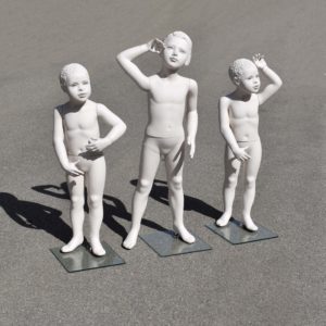 3 mannequins de vitrine enfants label Almax International. Une fillette et 2 garçons aux cheveux moulés. De couleur blanche, socle en verre.