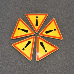 Lot de 5 panneaux de danger, attention, avec point d'exclamation. Triangulaires, fond jaune, réfléchissants.
