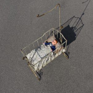 Ancien berceau de poupée rectangulaire en fer forgé. Époque fin 19ème, début 20ème. Couleur d'origine, banc / beige. Avec rehauts de doré. Jouet ancien.