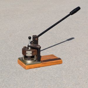 appareil pour sertir les fermetures Eclair Riri Mendrisio. Riri zipper crimper. Gerät zum Crimpen von Reißverschlüssen Riri Mendrisio.