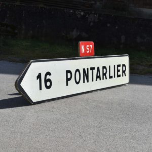 Grande flèche directionnelle de signalisation. Pour indiquer la direction de Pontarlier dans le Doubs. Avec cartouche de la nationale 57