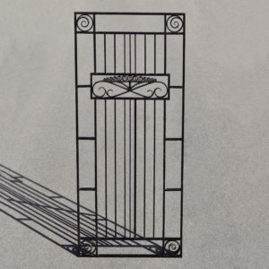 Grande grille Art-Déco en fer forgé style sobre et harmonieux, vers 1930. Format 85x195cm. En fer plat et carré avec motifs à volutes.