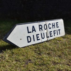 La Roche-St-Secret Dieulefit. Vieux panneau de signalisation directionnel. Flèche des années 1960 à 70.