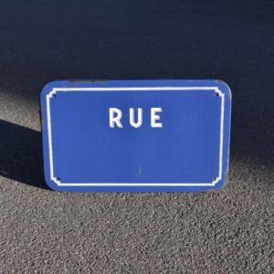 la rue sans nom plaque de rue non terminée ratée. French street sign cobalt blue, with no name.