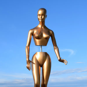 Mannequin de vitrine de boutique femme des années 1960. Mannequin avec tige au niveau du buste. Repeint en doré vieil or. Style sixties.