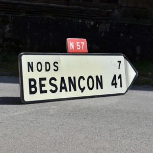 Panneau de signalisation routière directionnelle française vintage. Indication des localités de Nods et de Besançon. Cartouche N57.
