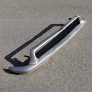 Pare-choc arrière de DS Citroën en alu. Mauvais état pour faire du récup design. Pièce détachée ancienne vintage automobile.