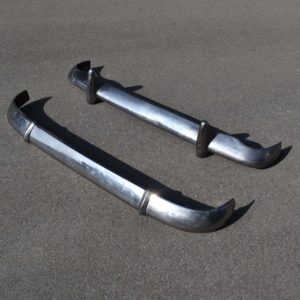 Pièces détachées anciennes pare-chocs Peugeot 403. Voiture produite dans les années 1950 à 60. Pièces détachées anciennes de démonte.