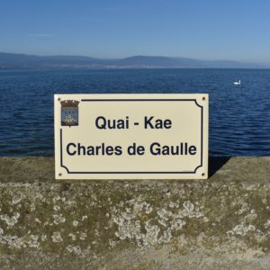Plaque émaillée de rue quai Charles de Gaulle Roscoff Finistère. Fond beige, lettrage noir, avec le blason de la ville.