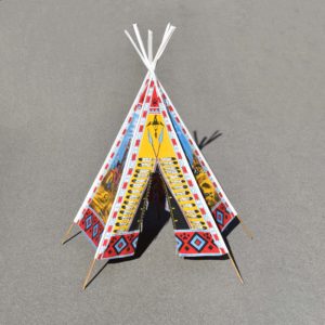 Tipi d indien tente jouet des années 1970 pour enfants. Modèle pliant avec 5 tiges en bambous. Et toile imprimée, avec des illustrations de scènes du far west.