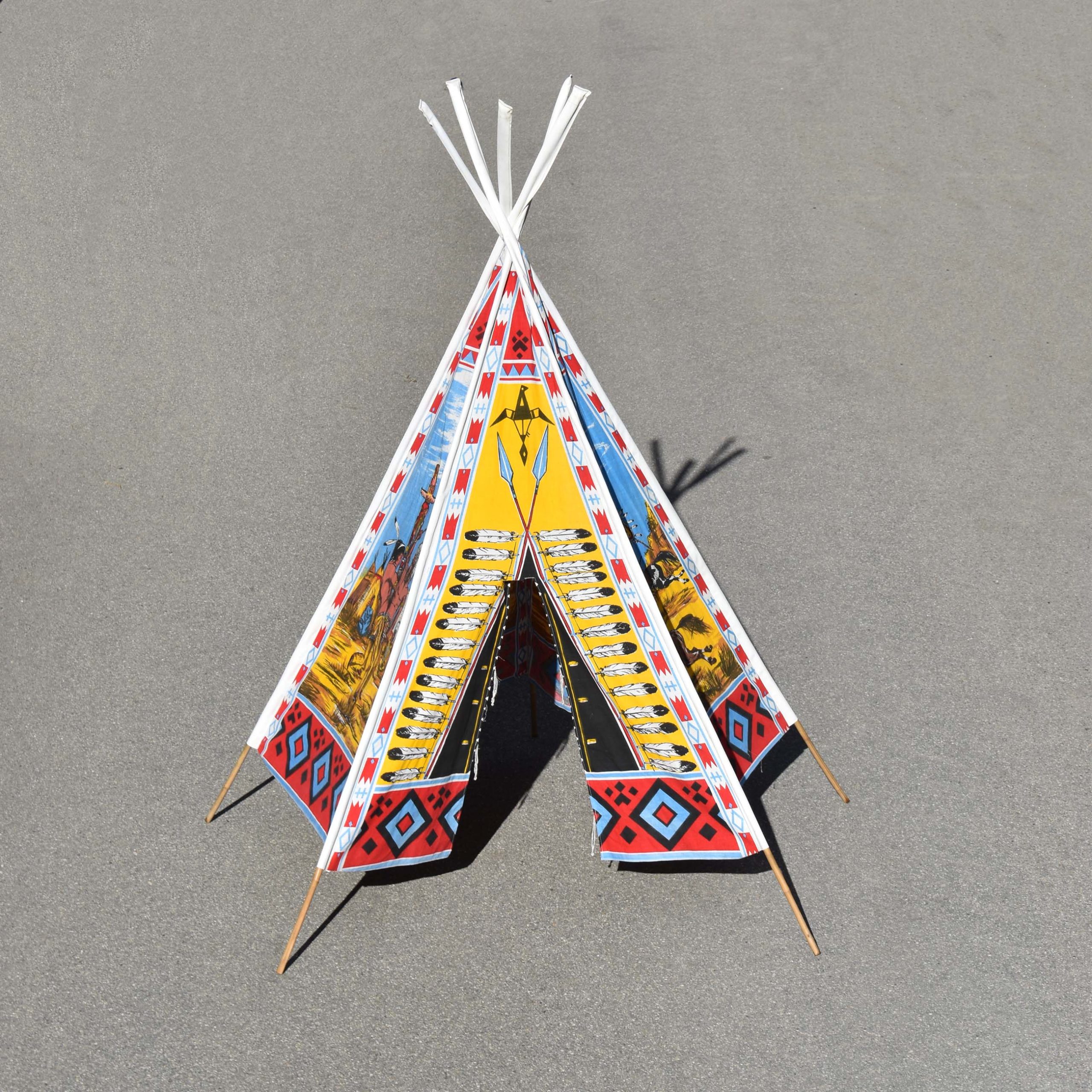 Tipi d indien tente jouet des années 1970 pour enfants. Modèle pliant avec 5 tiges en bambous. Et toile imprimée, avec des illustrations de scènes du far west.