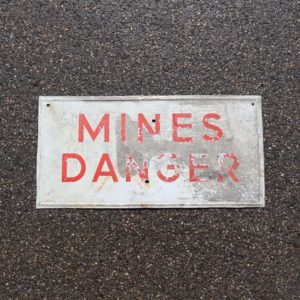 panneau mines danger ancien écriteau panneau peint WW2. Signalisation lettrage peint mines danger. Pour collectionneur de militaria de la 2ème guerre mondiale.