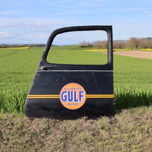 Ancienne portière de Traction avec sticker Gulf. Pour décoration murale style garage.
