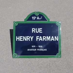 Henry Farman véritable plaque de rue Parisienne émaillée. Pour honorer le pionnier de l'aviation du début du 20ème siècle Henry Farman.