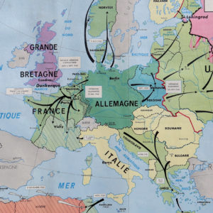 Carte scolaire murale / planche pédagogique. Double face, intitulée: La guerre en Europe de 1939 à 42 (les victoires Allemandes).