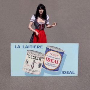 La laitière de Nestlé. Grande enseigne publicitaire pour le lait concentré "Idéal" Milchmädchen années 1950