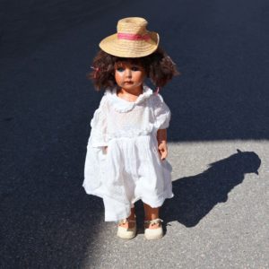 Ancienne poupée en celluloïd des années 1950 grandeur 55cm. Avec robe en soie blanche, et petit chapeau de paille.