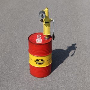 Fût vintage de 50 litres de la marque Polaroil, des années 1960. Avec pompe à huile pour décoration garage. Couleur jaune et rouge