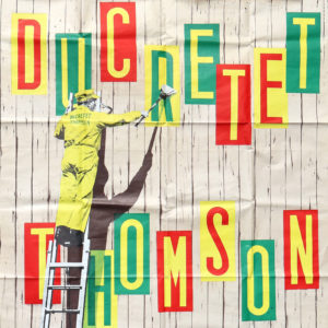 Ducretet Thomson radio télévision. Grande affiche publicitaire vintage des années 1960. Visuel d'un affichiste colleur d'affiches.