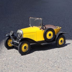 Marco France Jouets voiture 32cm Citroën 5HP cul de poule 1922. Beau jouet de grand format des années 1970. Couleur jaune citron.