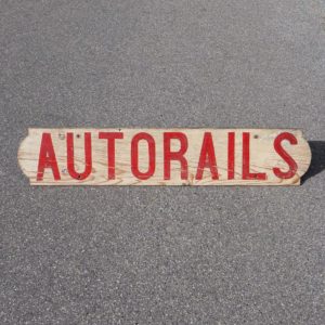 enseigne en bois peint des années 1920. Marquage en rouge "Autorails"