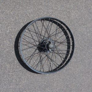 Ancienne jante à rayons des années 1920 à 30 automobile, peut-être de cyclecar, ou alors de sidecar de moto. Avec écrou de fixation à ailettes