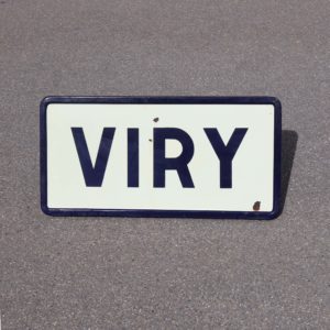 Viry panneau routier d'entrée de ville en tôle émaillée, daté de 1971. Provient du village de Viry dans le Jura Français.