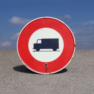Interdit aux camions, ancien panneau routier en tôle émaillée. Daté de 1953. Et fabriqué par l'émaillerie de Picardie. Avec le pictogramme d'un camion.