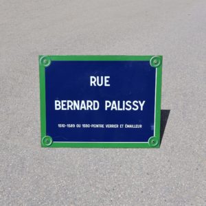 Plaque de rue Parisienne Bernard Palissy 6ème arrondissement. Original Paris street sign, cobalt blue and green frame.