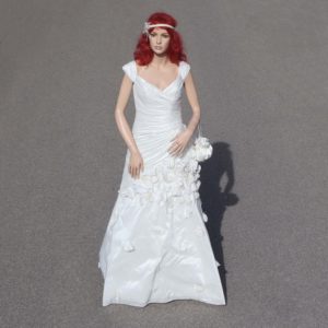 Robe de mariée d'occasion de la marque "Très Chic" avec pétales blanches cousues. En accessoires : Serre-tête, et petit sac.
