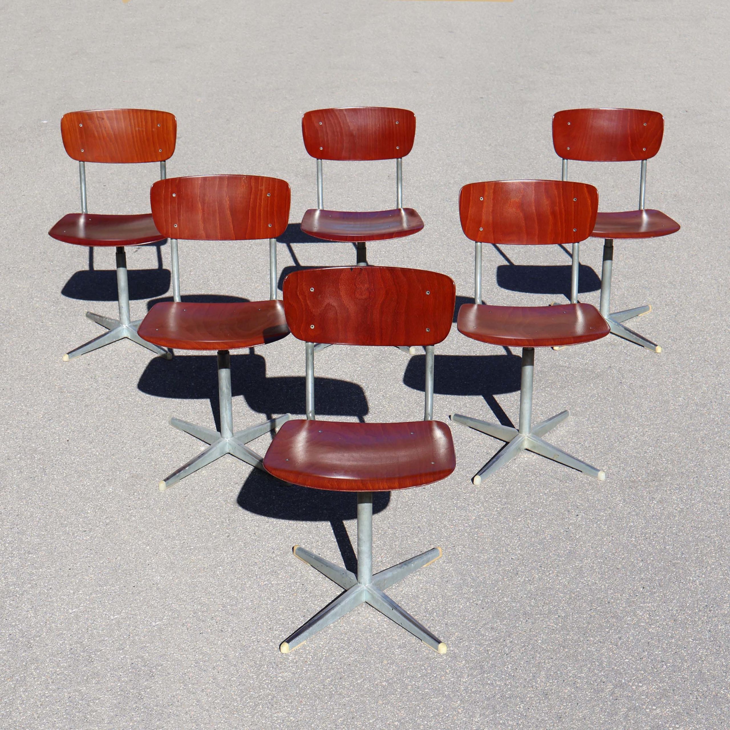 6 chaises scolaires Suisses vintage coques Pagholz Pagwood. Sièges d'école Helvétiques, des années 1970, avec coques en bois pressé, couleur acajou.