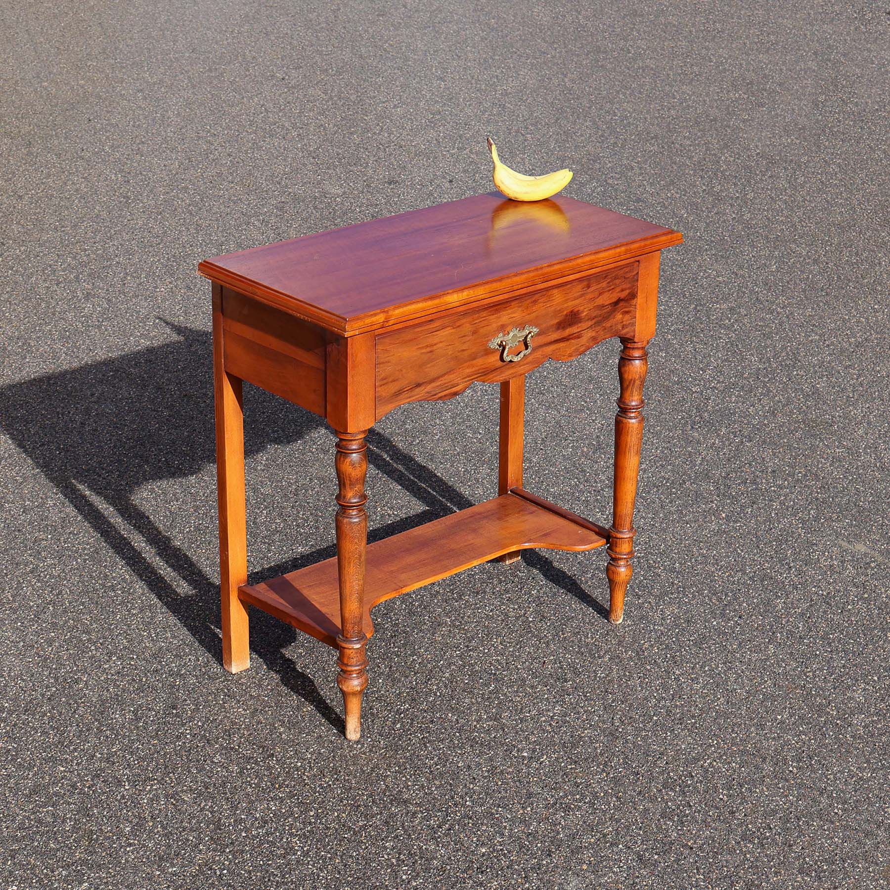 Meuble de toilette Louis-Philippe modifié en console. Joli petit meuble ancien fin 19ème en bois dur, en bon état.