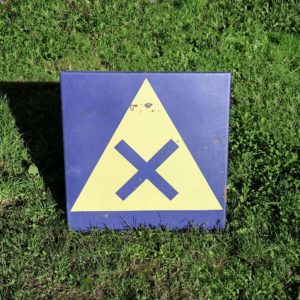 Panneau 1930 bleu attention intersection route prioritaire. Écriteau de signalisation d'avant guerre carré en tôle émaillée bleue et triangle jaune.