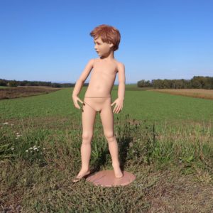 vintage display mannequin child height 11cm, age 5-6 years. Mannequin de vitrine enfant hauteur 110cm. Ce qui correspond à un âge de 5 à 6 ans.