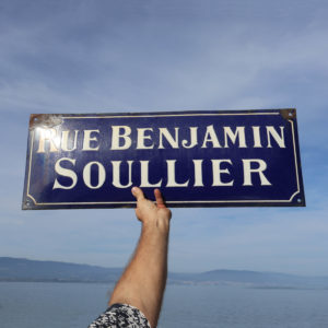 Très ancienne plaque émaillée de rue de Genève. Émaillée bleu cobalt. Plus de 100ans. Rue Benjamin Soullier
