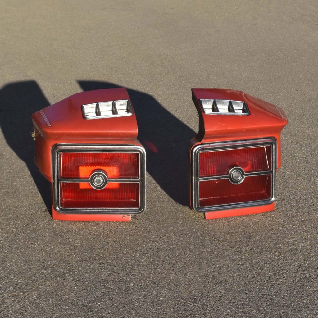 Chrysler Cordoba 1975 et 76. Phares arrières. AR. Rear lights spare parts. Pièces détachées d'origine avec bouts d'ailes en tôle et pièces chromées