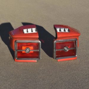 Chrysler Cordoba 1975 et 76. Phares arrières. AR. Rear lights spare parts. Pièces détachées d'origine avec bouts d'ailes en tôle et pièces chromées