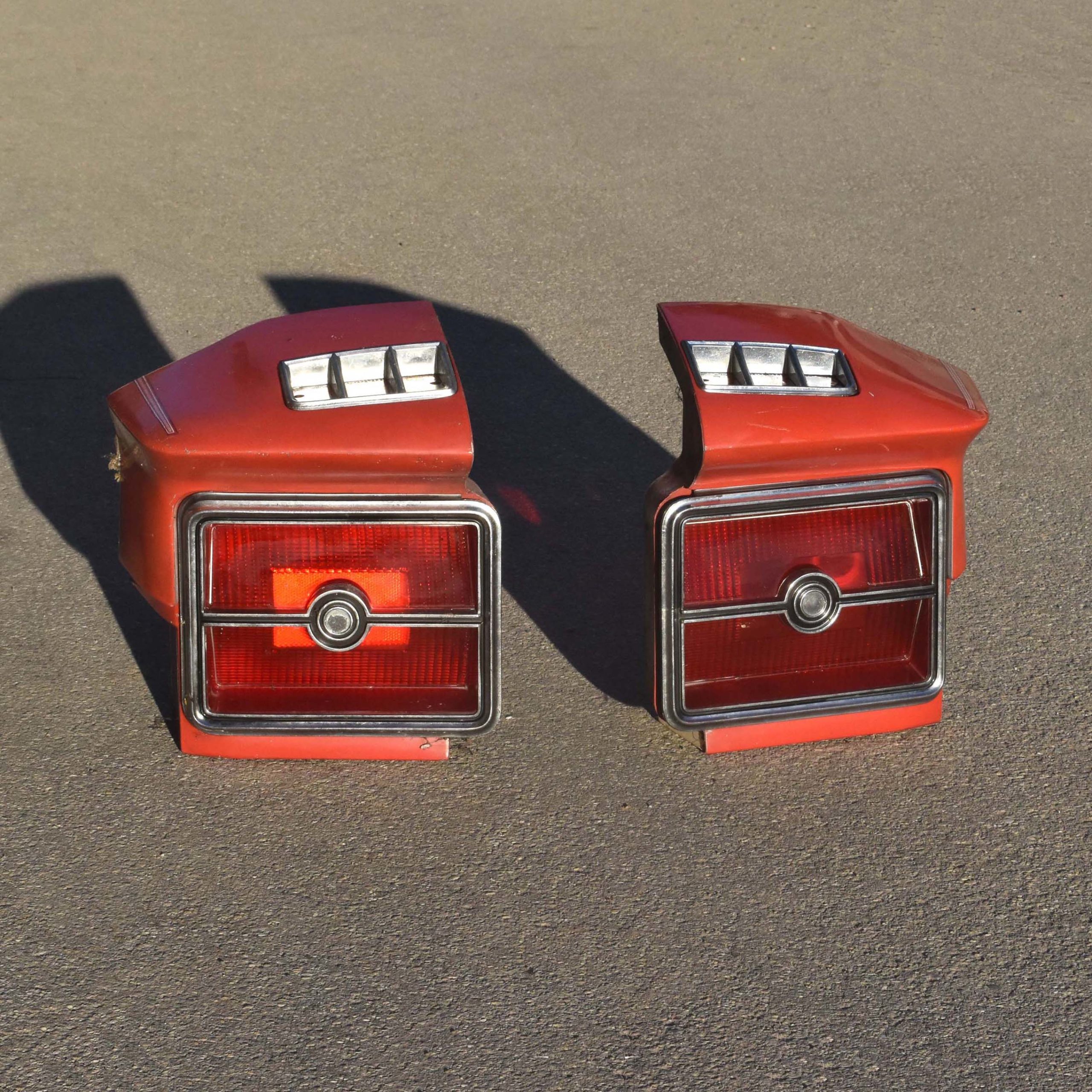 Chrysler Cordoba 1975 et 76. Phares arrières. AR. Rear lights spare parts. Pièces détachées d'origine avec bouts d'ailes en tôle et pièces chromées