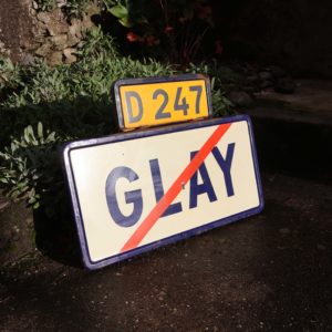 Glay village du Doubs panneau routier de sortie de localité année 1972. En tôle émaillée, avec bordure en relief, et cartouche D247. Fabriqué par signaux Girod.
