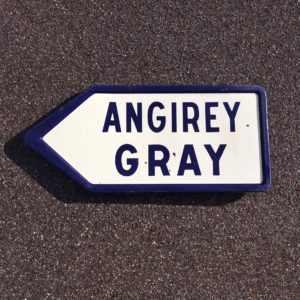 Gray Angirey Haute-Saône panneau routier vintage en tôle émaillée. Petite flèche directionnelle en émail, avec bordure en relief. Fabricant signaux Girod, daté 1972.